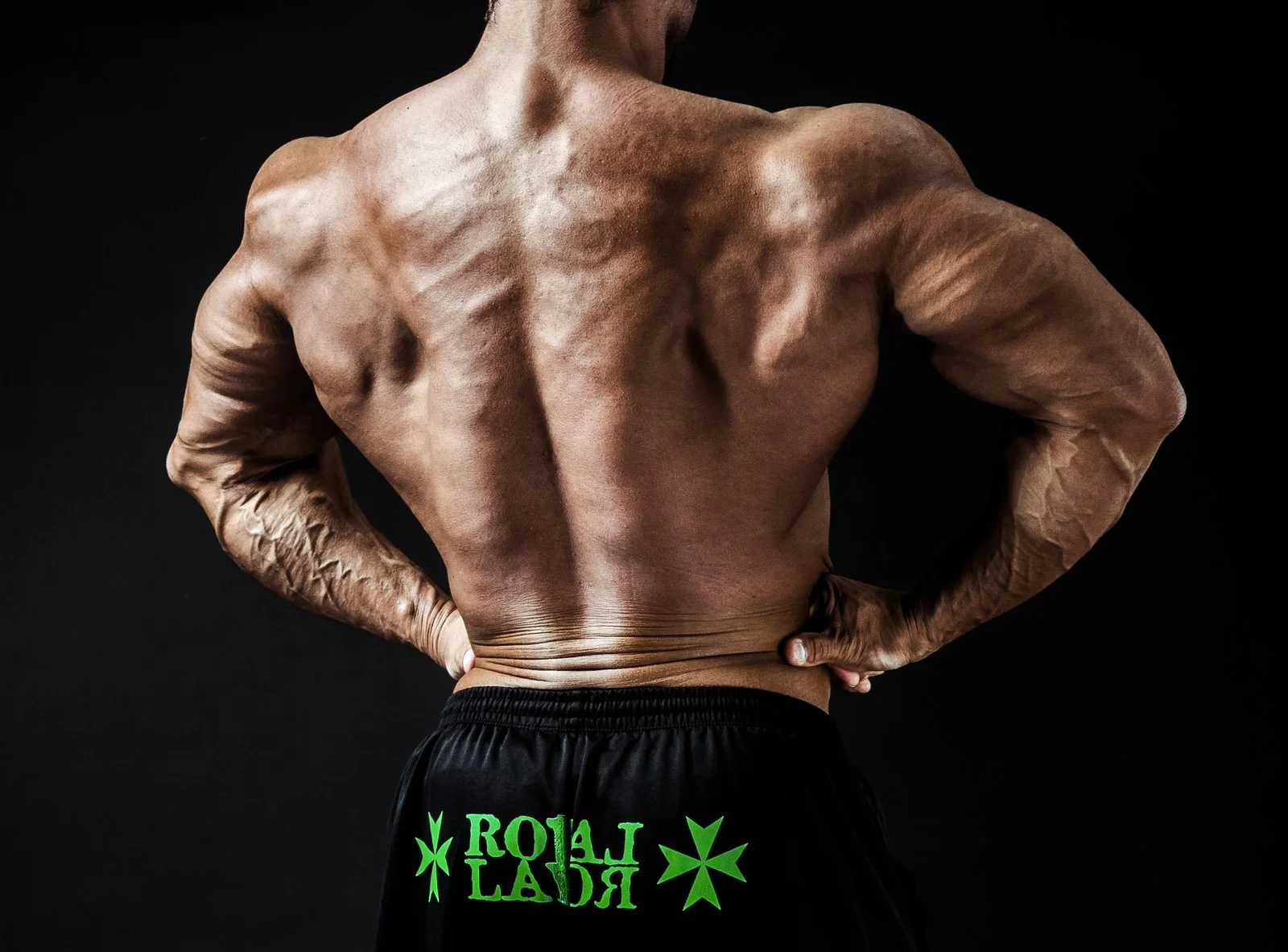 筋肉隆々の男性