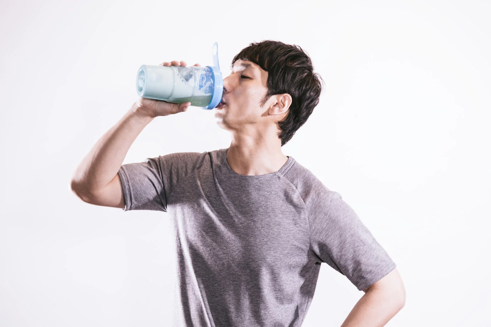 プロテインのむ男性